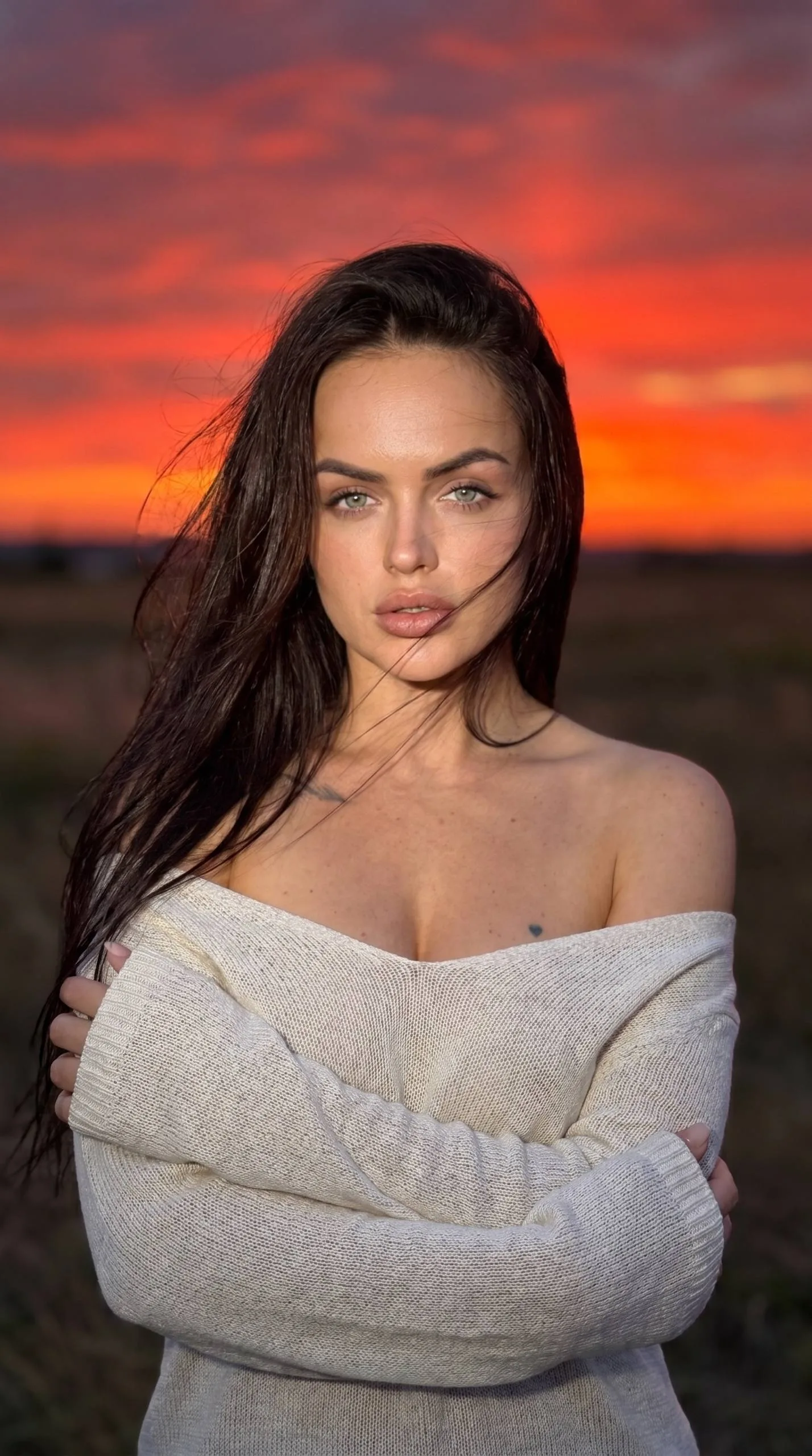 Девушка и закатное небо