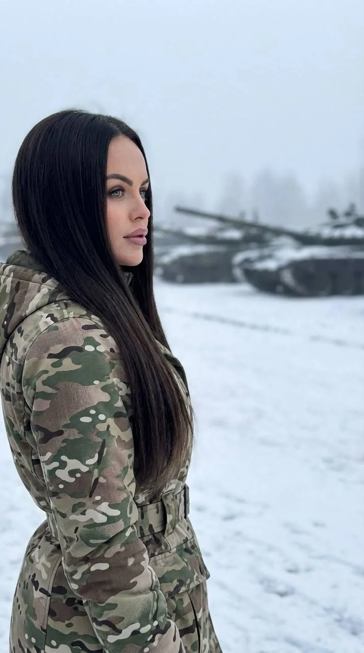 Девушка в камуфляжной форме зимой