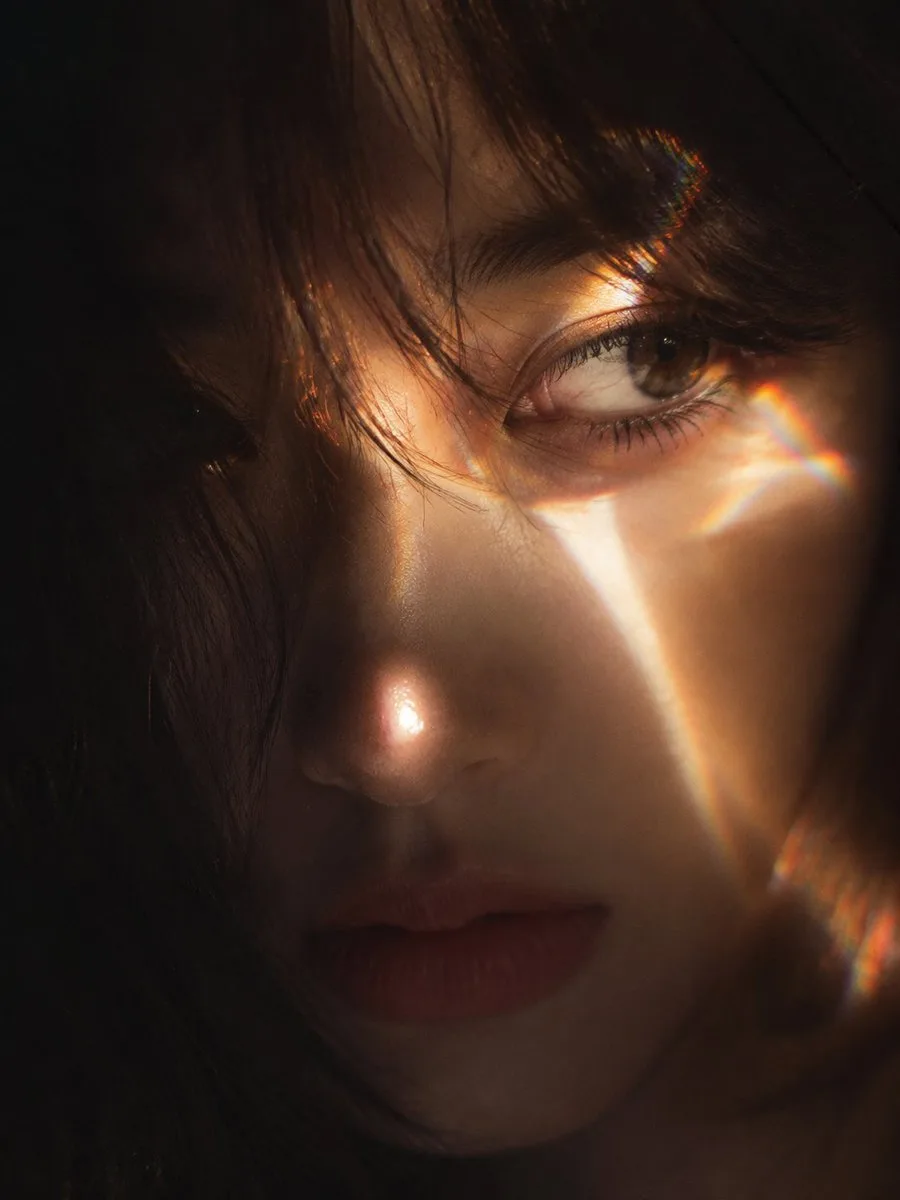 Prismatic astigmatism, low-exposure warm golden highlights,…