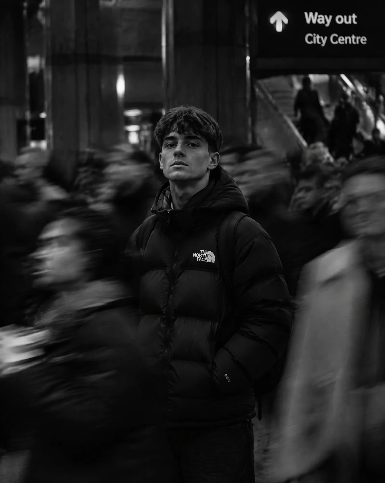 Чёрно-белый портрет в пуховике North Face