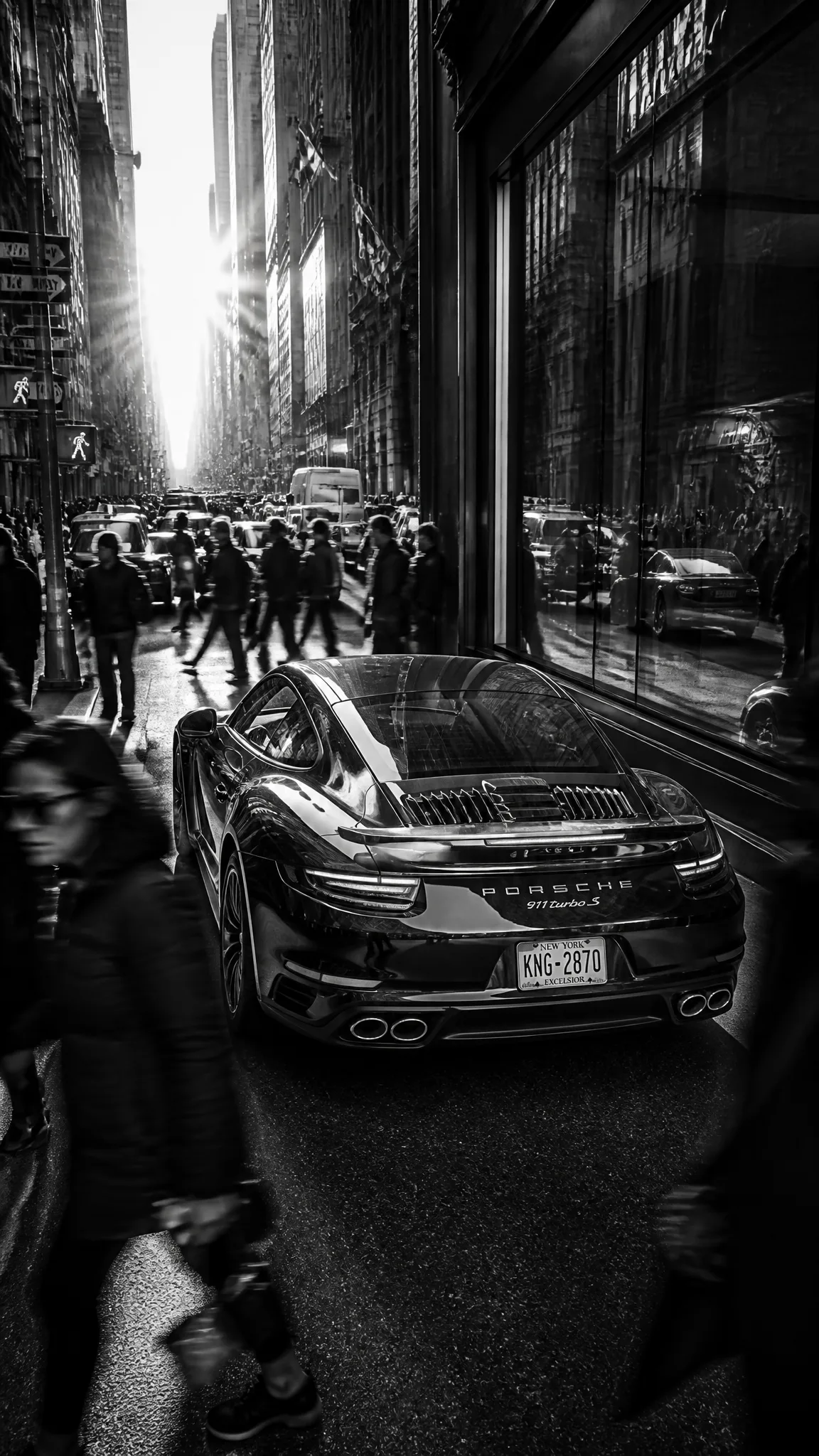 Porsche 911 посреди мегаполиса
