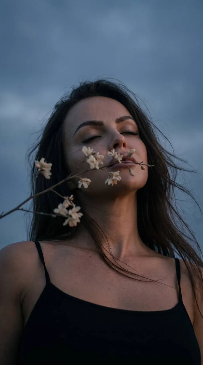 🌸 Портрет в сумерках с цветами