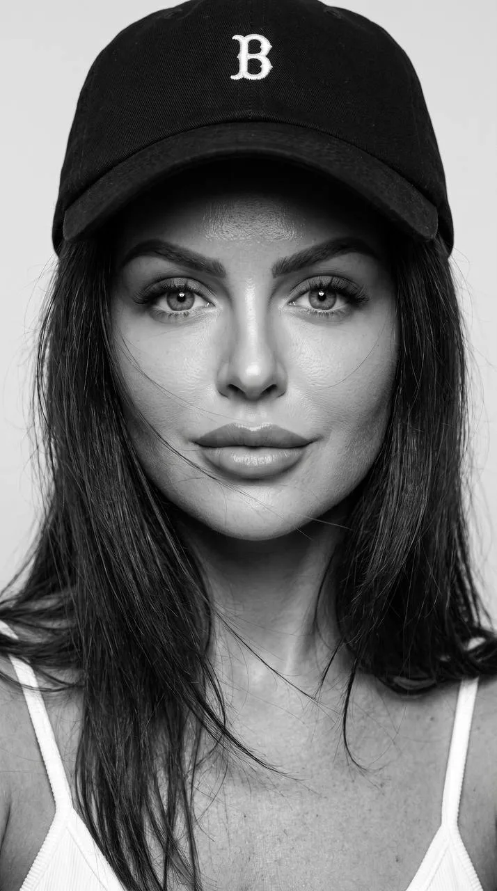🧢 Чёрно-белый портрет в кепке